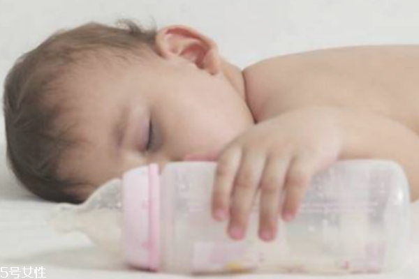 做到这几点有利于宝宝接受奶粉(喝奶粉的宝宝是按时还是按需喂养的好呢?)