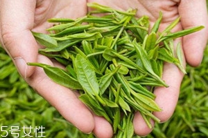 龙井泡出来是什么颜色的,好龙井泡出来什么颜色