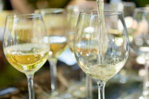 白葡萄酒是什么颜色的,白葡萄酒是什么颜色的图片 白葡萄酒是什么颜色的,白葡萄酒是什么颜色的图片