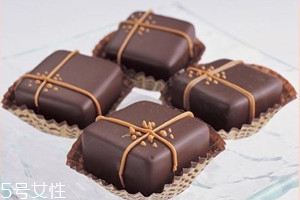 黑巧克力变白是什么情况,白巧克力变黑巧克力