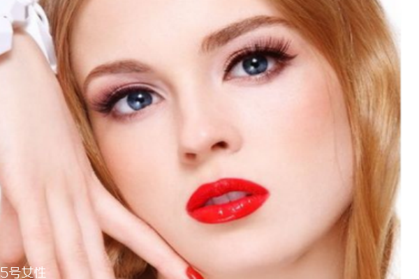 涂口红后嘴唇干,口红涂了嘴巴干怎么办