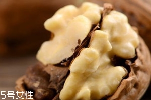 核桃仁发霉了还能吃吗?,核桃皮发霉了核桃仁还能吃吗