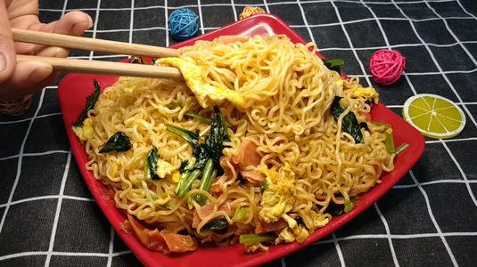 炒方便面粘锅怎么办?,炒方便面粘锅是怎么回事