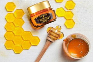 蜂胶可以涂抹在脸上吗,蜂胶可以抹脸吗 蜂胶可以涂抹在脸上吗,蜂胶可以抹脸吗