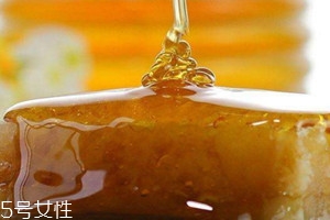 枸杞蜜是什么颜色,枸杞蜜蜂蜜的颜色