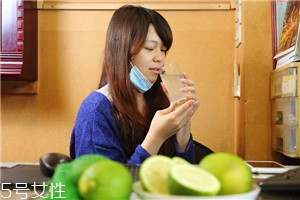 柠檬水可以加盐喝吗,柠檬加盐泡水喝有什么效果 柠檬水可以加盐喝吗,柠檬加盐泡水喝有什么效果