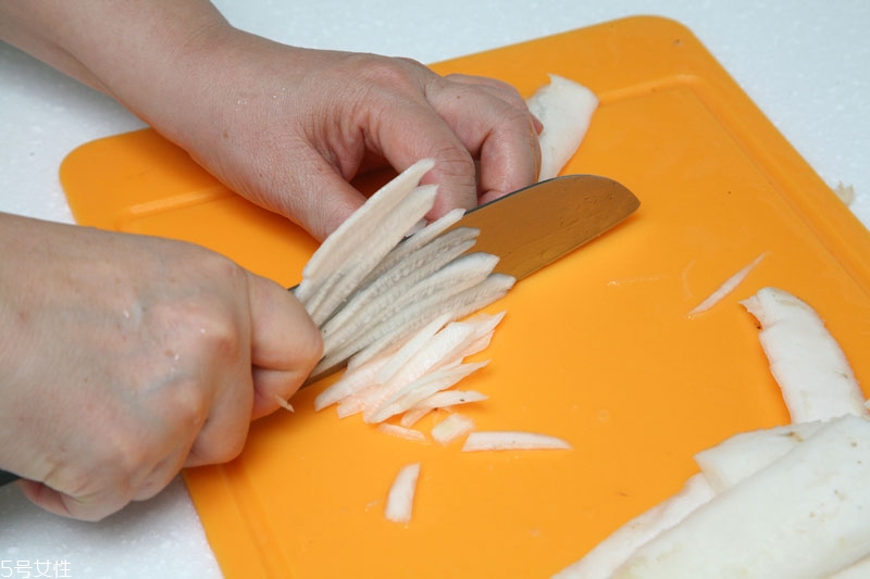 炒白萝卜丝用去皮吗,白萝卜胡萝卜丝炒法