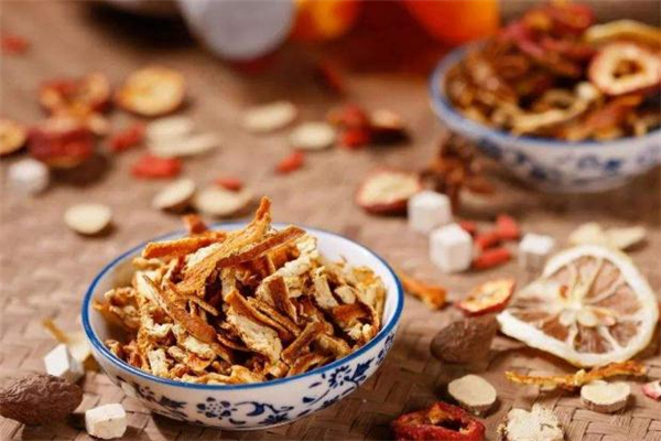 陈皮泡水喝有哪些好处(经常用陈皮泡水喝有什么好处)