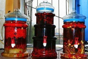 杜仲泡酒有什么功效和作用,杜仲泡水喝有什么功效 杜仲泡酒有什么功效和作用,杜仲泡水喝有什么功效