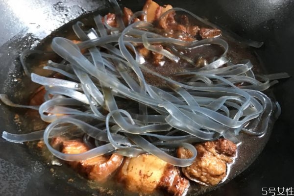 猪肉炖粉条怎样做好吃,怎样做猪肉炖粉条