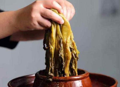 腌的酸菜有臭味还能吃吗,酸菜有臭味了还能吃吗 腌的酸菜有臭味还能吃吗,酸菜有臭味了还能吃吗