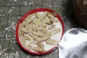 黄芪是大的好还是小的好,黄芪有两种大小黄芪大的好还是小的好