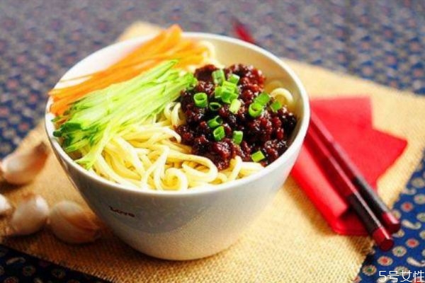 炸酱面咋做好吃,怎样做炸酱面?