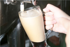 黑啤酒和白啤酒的区别是什么,白啤酒和黑啤酒的区别