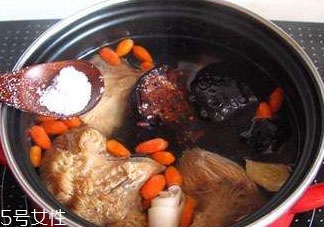 田七可以和什么一起煲汤 食谱推荐,田七可以和什么一起煲汤可以治膝盖疼