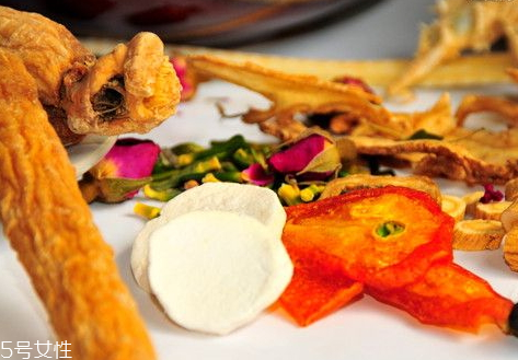 红参跟阿胶能同吃吗,阿胶和红参一起炖有什么功效