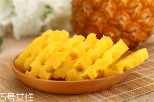 如何切凤梨窍门,怎样切凤梨最简便方法