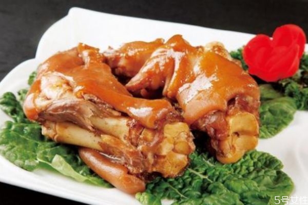 红烧猪蹄可以下奶吗,产妇吃红烧猪蹄下奶吗 红烧猪蹄可以下奶吗,产妇吃红烧猪蹄下奶吗