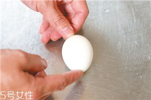 如何通过旋转区分生熟鸡蛋,鸡蛋转动怎么看熟没熟