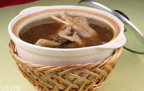 玉竹红枣煲鸡汤的功效和作用,乌鸡玉竹红枣汤的功效