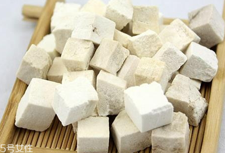 茯苓泡水方法,茯苓泡水方法和功效