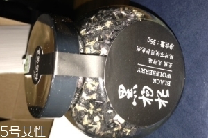 黑枸杞能和菊花一起泡吗?,黑枸杞能和菊花一起泡吗?黑枸杞和菊花泡水的好处