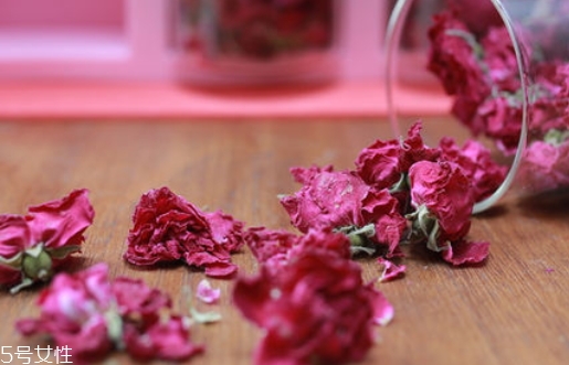 平阴玫瑰和金边玫瑰区别,金边玫瑰和平阴玫瑰有什么区别