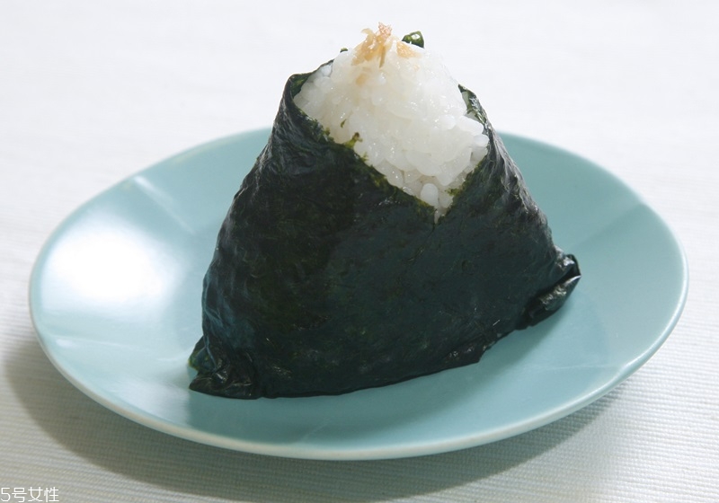 捏饭团手法,三角饭团怎么捏