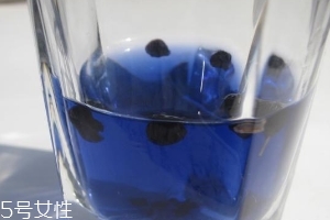 黑枸杞掉色吗掉颜色吗,干黑枸杞掉色正常吗