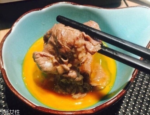 为什么寿喜锅要蘸生鸡蛋,寿喜锅为什么要沾蛋液