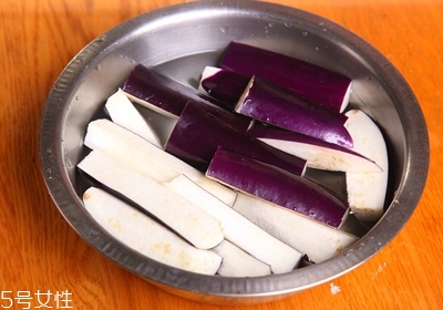 茄子怎么煮不变色,炒茄子不变色的窍门