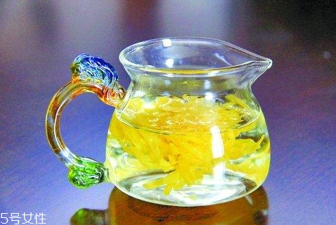 黄芪和菊花泡水喝的功效和副作用,黄芪和菊花泡水喝的功效