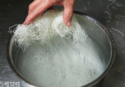 炒米线之前米线是先煮还是先泡,米线为什么要泡一下才可以煮 炒米线之前米线是先煮还是先泡,米线为什么要泡一下才可以煮