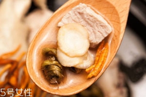 铁皮石斛能和西洋参一起吃吗,石斛能不能和西洋参一起泡水喝的功效