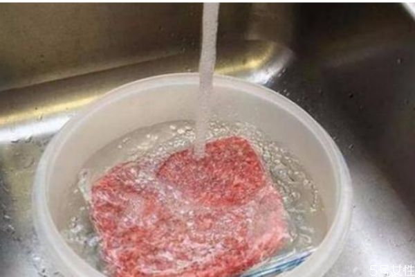 冻肉解冻用热水还是冷水快,冷冻肉解冻用冷水还是热水