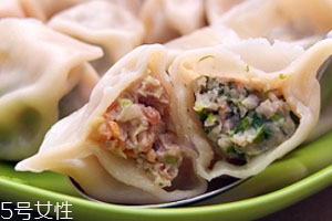 怎样调羊肉饺子馅最好吃窍门,羊肉和什么菜包饺子好吃