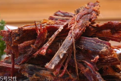牛肉干发白毛了还能吃吗?,牛肉干有白色的毛还能吃吗