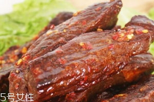 减肥晚上可以吃牛肉干吗,牛瘦吃什么容易长胖