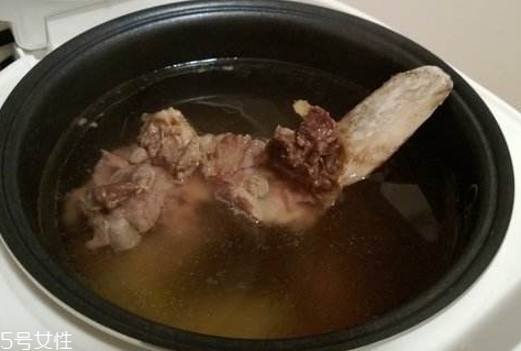 乳白色牛骨汤做法,牛骨汤怎么熬成奶白色窍门