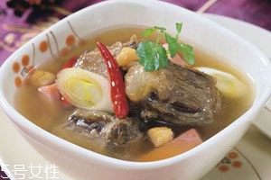 牛骨汤为什么是绿色的,牛骨头汤为什么是绿色的