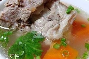 牛骨头能和藕一起炖吗,牛骨头能和莲藕一起炖吗