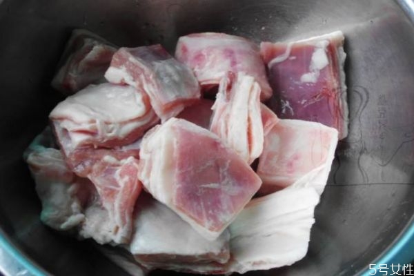 羊肉汤需要哪些材料,羊肉煲汤放什么材料最好?