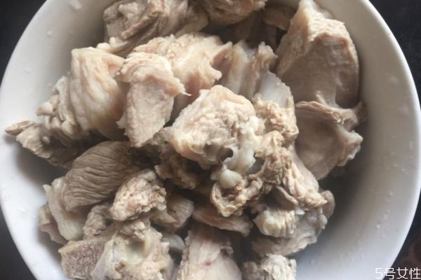 姜汤和羊肉可以同吃吗,羊肉和姜可以一起熬汤吗