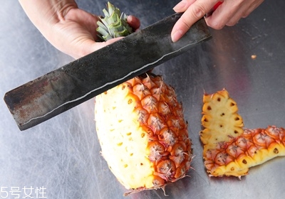 菠萝的皮怎么削,菠萝削皮方法最简单的