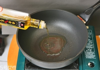 煎鱼之前放盐有什么用,煎鱼时锅里放盐的作用