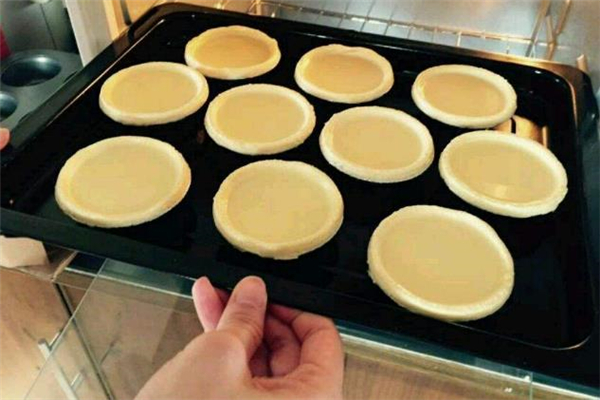 蛋挞液倒多少合适,蛋挞液要倒多少