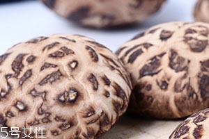 花菇和香菇的区别和营养价值,香菇和花菇的区别