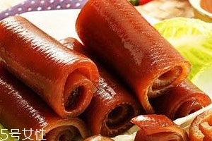 猪皮是红色的可以吃吗,猪皮出现一条红色的可以吃吗