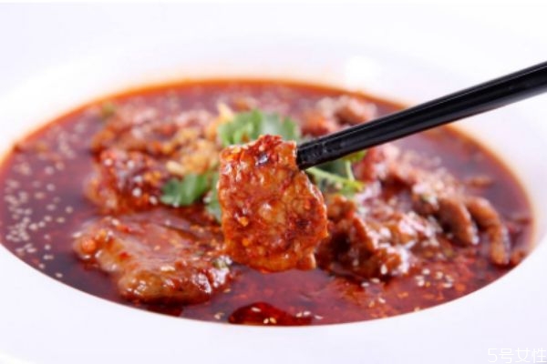 怎样做水煮牛肉片简单家常菜做法,水煮牛肉片的家常做法 正宗的做法窍门 怎样做水煮牛肉片简单家常菜做法,水煮牛肉片的家常做法 正宗的做法窍门