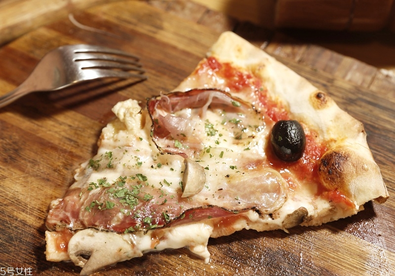 把平底锅加热,不粘锅的平底锅